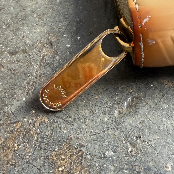 Louie Vuitton patent Leather Monogram Zippy Wallet - Picture 13 of 14